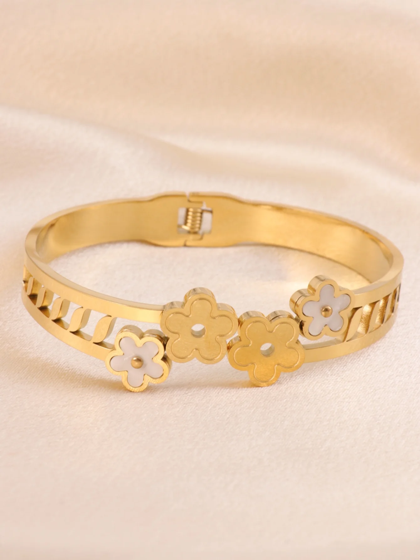 A Titanium steel fashion women\'s bangle