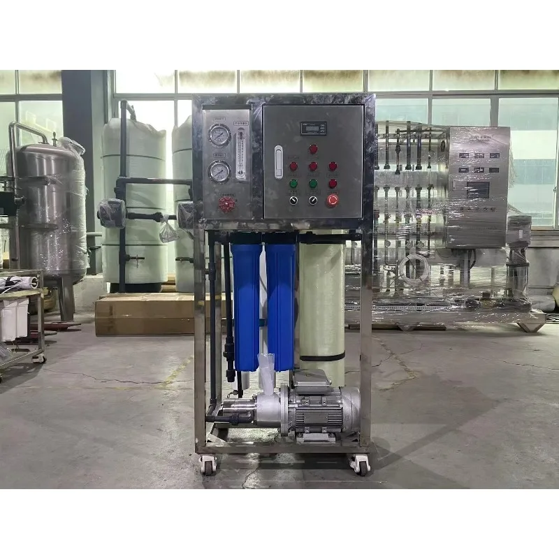 Attrezzatura per la dessalinizzazione dell'acqua di mare marina ad osmosi inversa da 8 tonnellate/giorno con nucleo dell'ingranaggio della pompa da 120 V/220/230 V/380 V/415 V 1 anno di garanzia