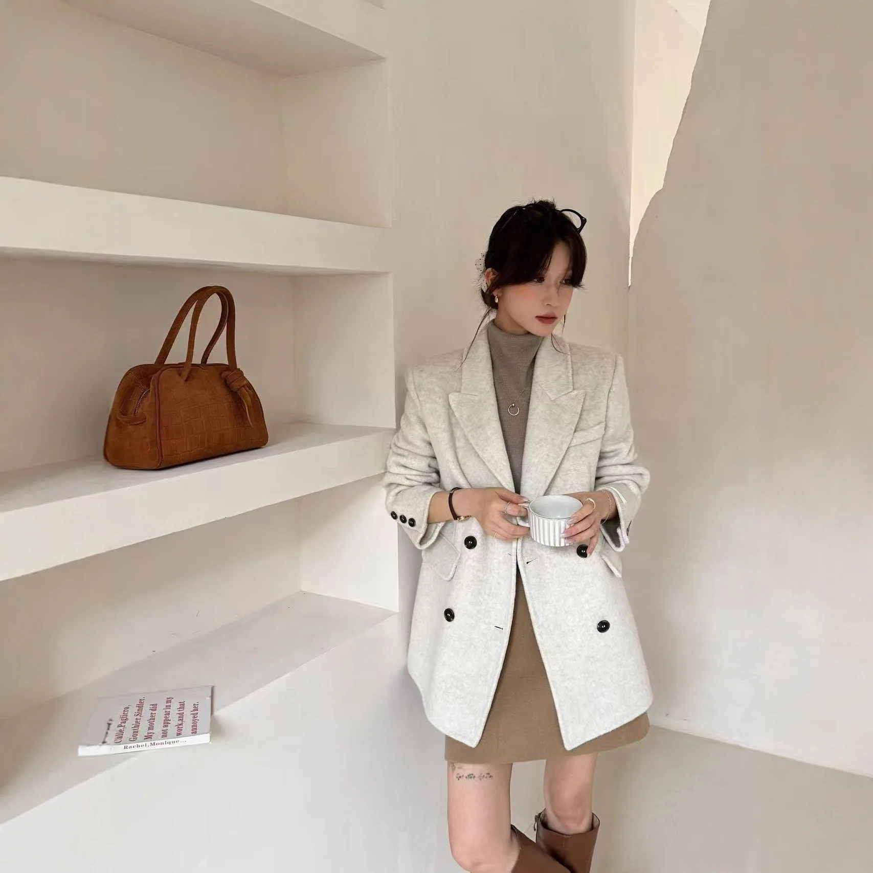 بدلة بياقة متوسطة الطول مصممة للنساء معطف صوفي مزدوج الوجه مزدوج الصدر معطف أنيق للخريف والشتاء