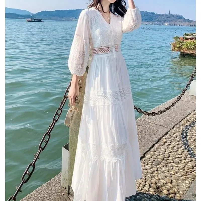 Robe longue blanche à manches bulles françaises, populaire, printemps et été, robe de plage, jupe de voyage, 2026