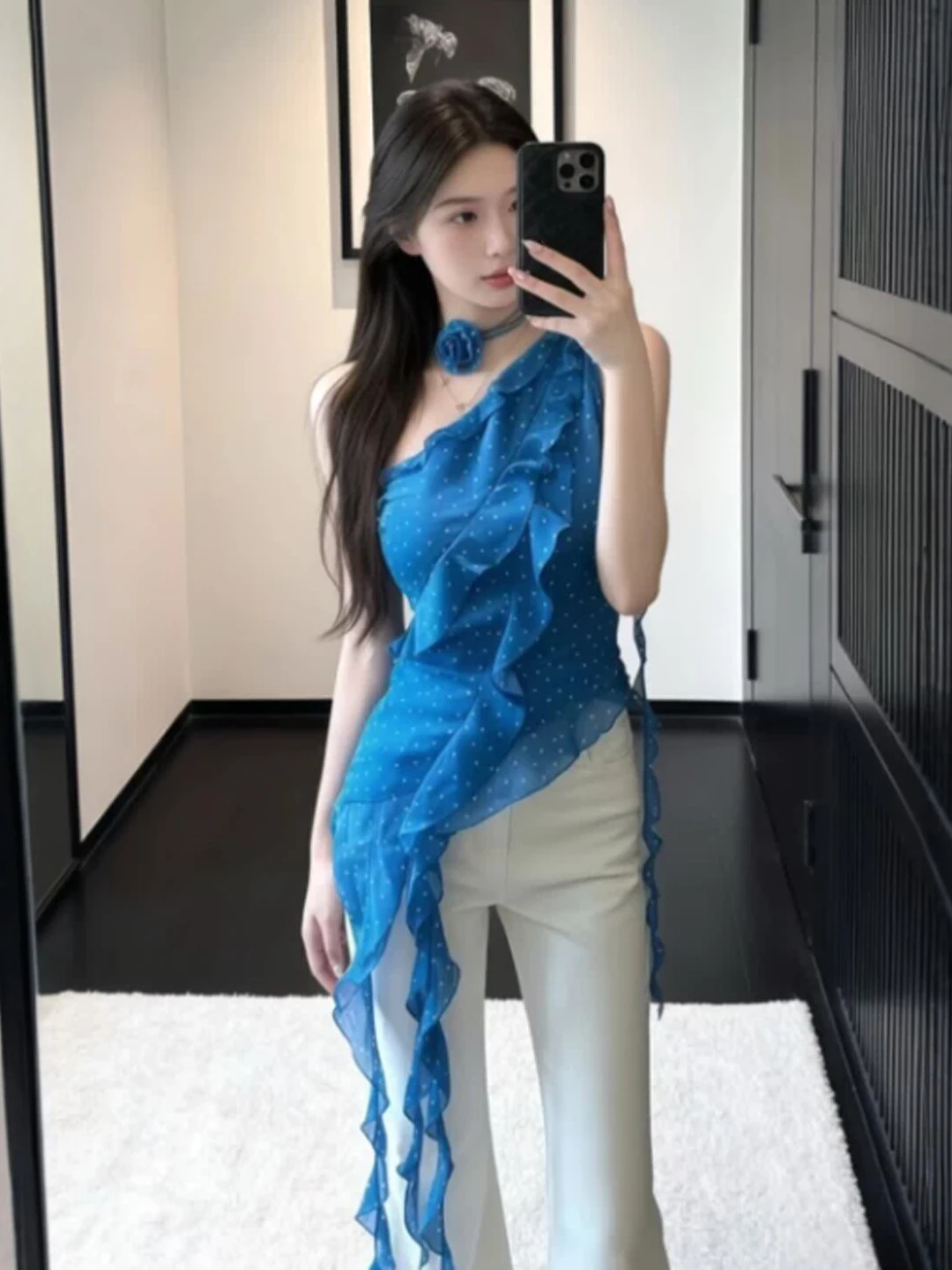 

Пляжный комплект из топа и джинсов: удобный повседневный женский костюм для ранней весны