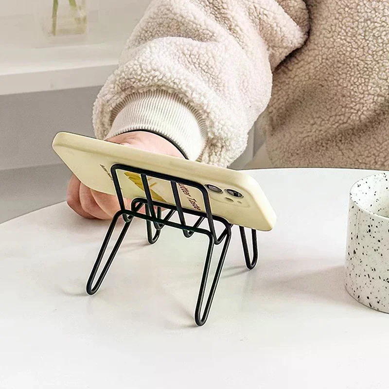 

Phone Accessory Small Chair Design Iron Mobile Holder Racks Stand Simple Student Creative Desktop Ornaments Home Accessories