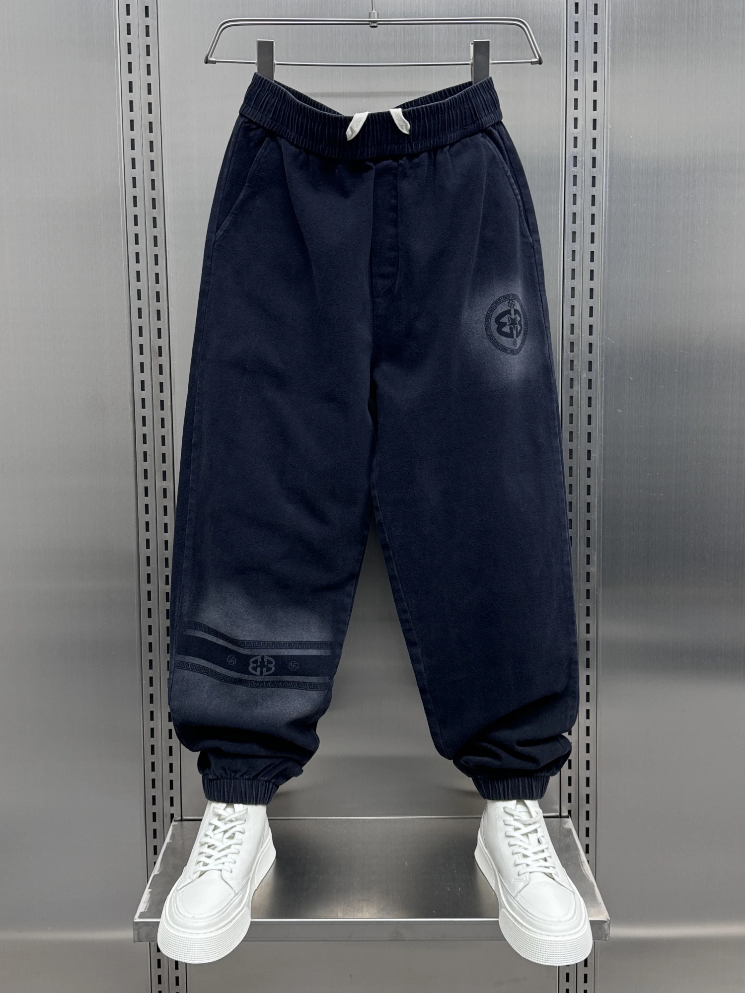 

Модные мужские повседневные брюки свободного кроя с принтом, утепленные, осенне-зимние, с эластичным поясом, карго, немнущиеся, молодежные, стильные