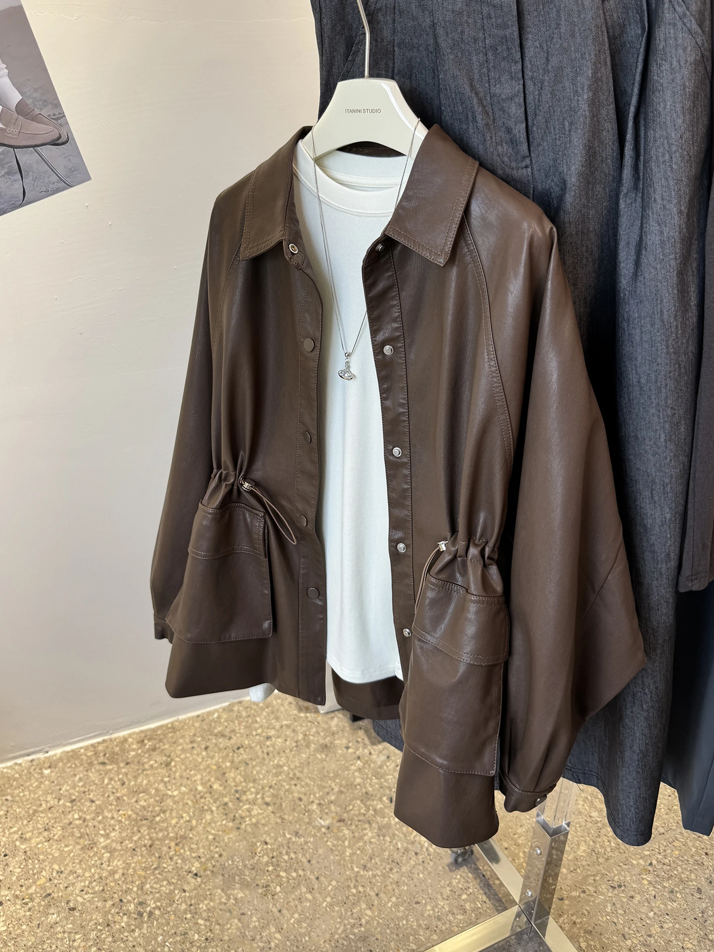 Damski skórzany płaszcz Jaet 2025 Jesień Zima Nowy Luźny Wyszczuplający Uniwersalny Skórzany Płaszcz Przeciwwiatrowy Średniej Długości Skóra PU J...