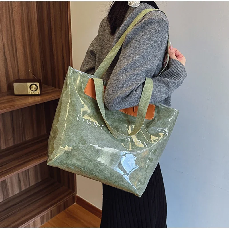 Klare Tragetasche aus PVC-Kraftpapier mit Farbkontrast, luxuriöse Vintage-Hobo-Umhängetasche, wasserdichte Shopper-Handtasche mit Buchstaben oben – Detail 11