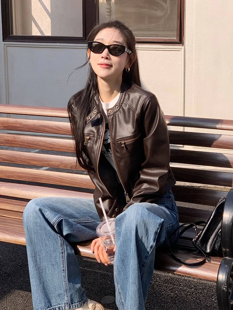 

OUDOEE Ретро-куртка из коричневой кожи для женщин, весна 2026, новая модель, укороченная, в мотоциклетном стиле, с воротником-стойкой, приталенная, модная