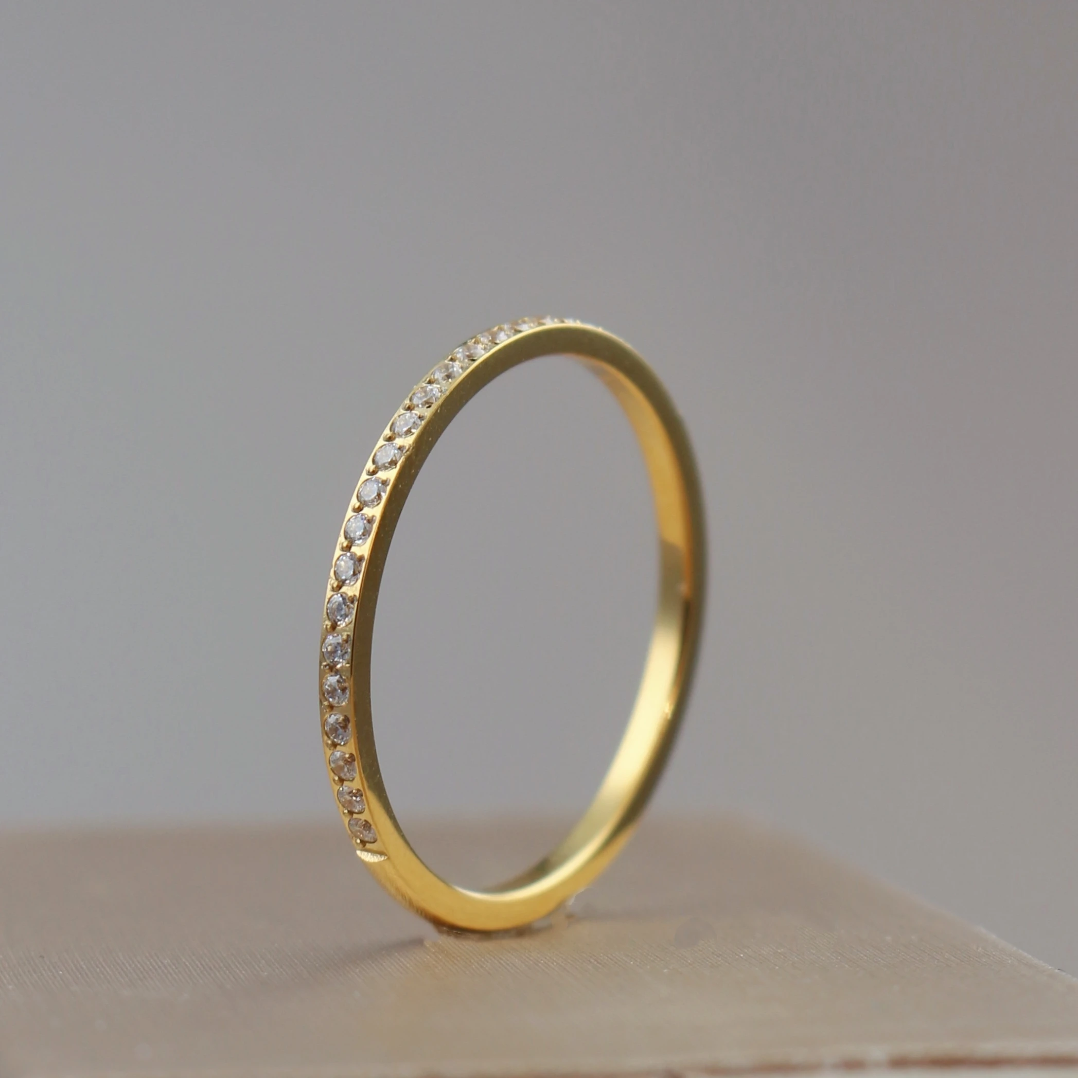 Nieuw Valentijnsdagcadeau Flash Ultradunne set met 20-zirkoon titanium stalen vergulde roségouden damesring