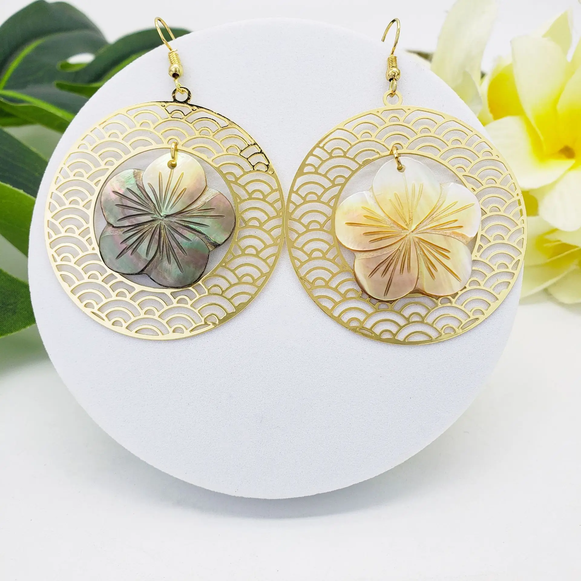 Fashion Hawaiian Natural Lip Black Mother of Pearl Circle Flower Dangling Earrings Beach Island Jewelry