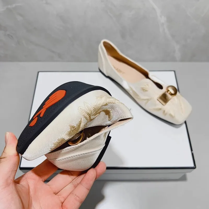 New autumn 2026 style traditional Chinese folk-style embroidered square-toe flat-bottom comfortable and versatile baby shoes