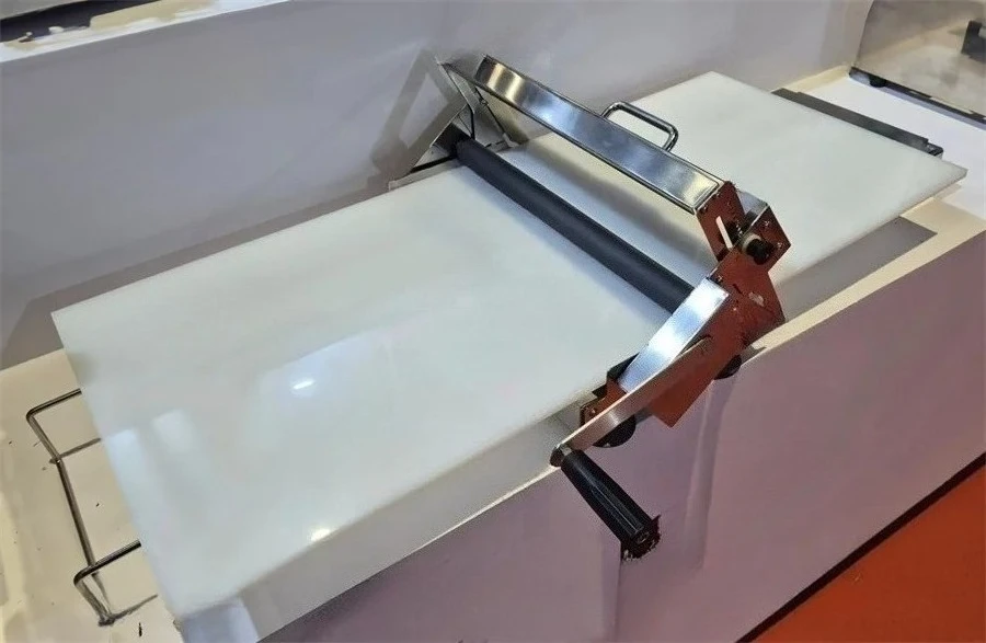 1PCS   Portable small desktop manual pizza press, croissant flattening machine