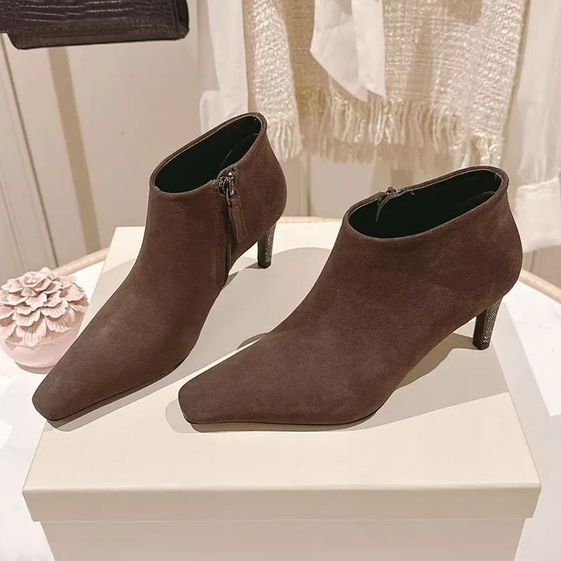 Nuovo String Bead Decor Tacco sottile Stivaletti corti Punta quadrata da donna Pelle scamosciata di mucca Cerniera laterale Caviglia Botas Primavera Autunno Stivali moderni