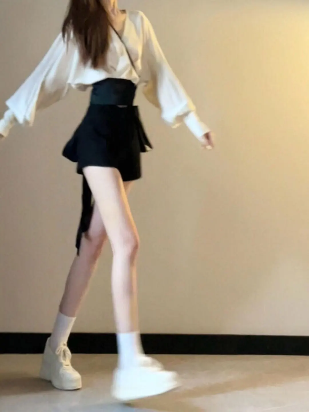 

Французская блузка с V-образным вырезом и рукавами «летучая мышь»: уникальный дизайн, молодежный стиль, короткий рукав, женский топ для летних прогулок по городу и отдыха.