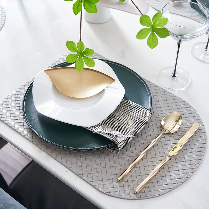 

Dining Table Soft Outfit For Exhibition Hall Decor Dark Green Nubuck Leather Disc White Irregular Lines Textured Ceramic Plate