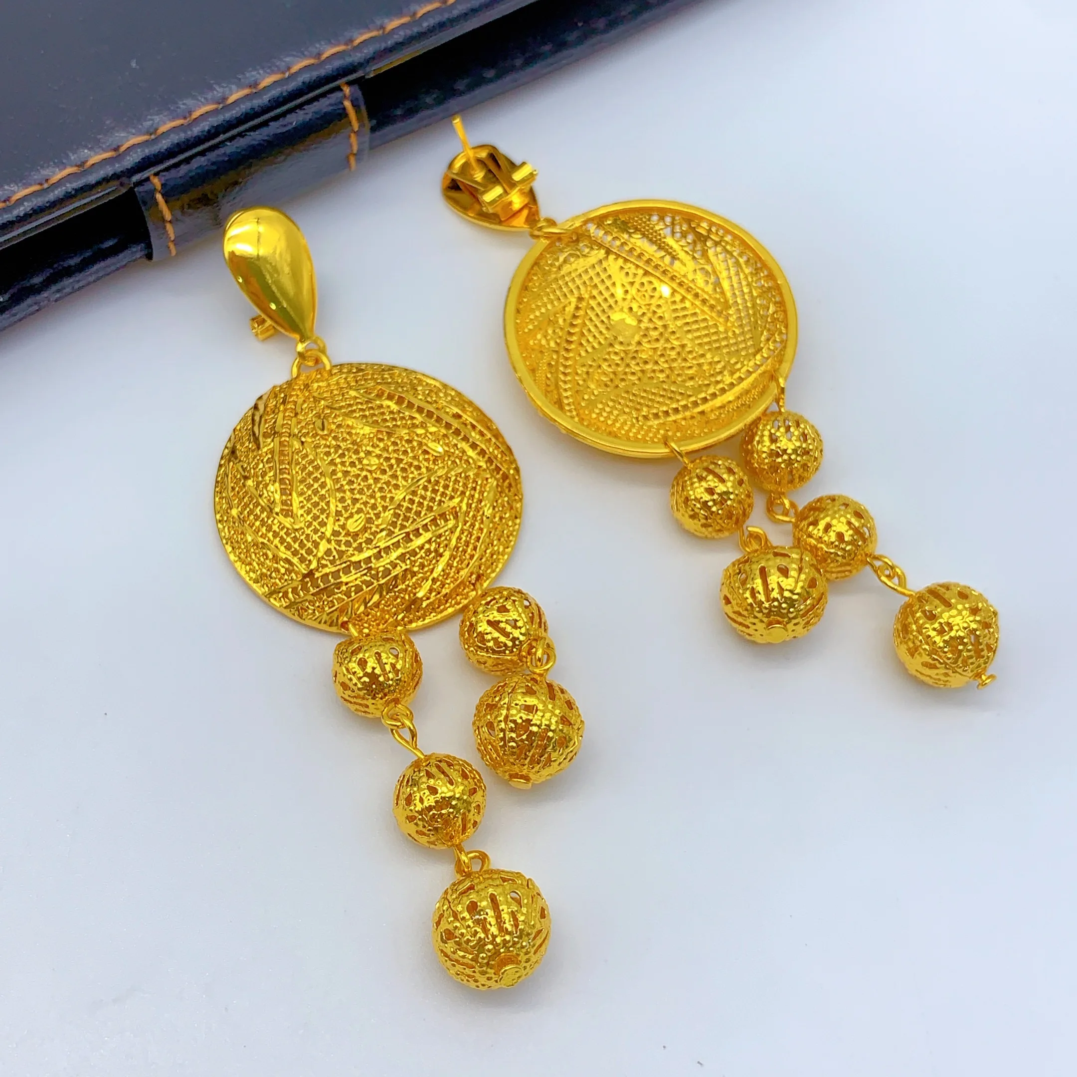 ドバイ風のロングネックレスとイヤリングのジュエリーセット。ビ - Women Accessories Dubai のレビューと価格