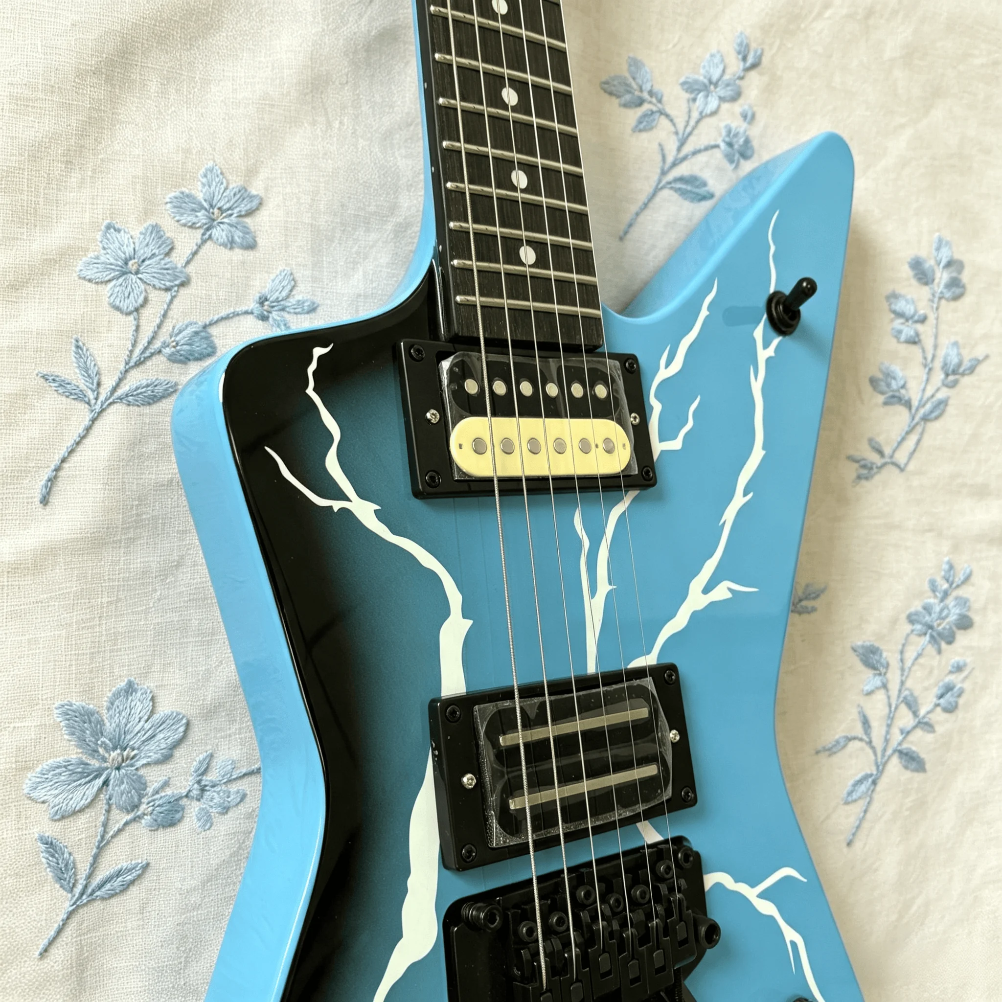 US Warehouse V Blue Black Sunburst Lightning Graphic Electric Guitar Dual Humbucker Pickups Double Locking Tremolo System Rosewood Fretboard Thrash Metal Stage Guitar Free Shipping