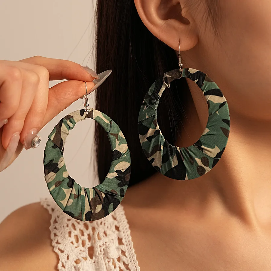 NISHIZAWA-pendientes de tela plisada de camuflaje para mujer, círculo hueco, gancho para la oreja ovalado, personalidad, nicho