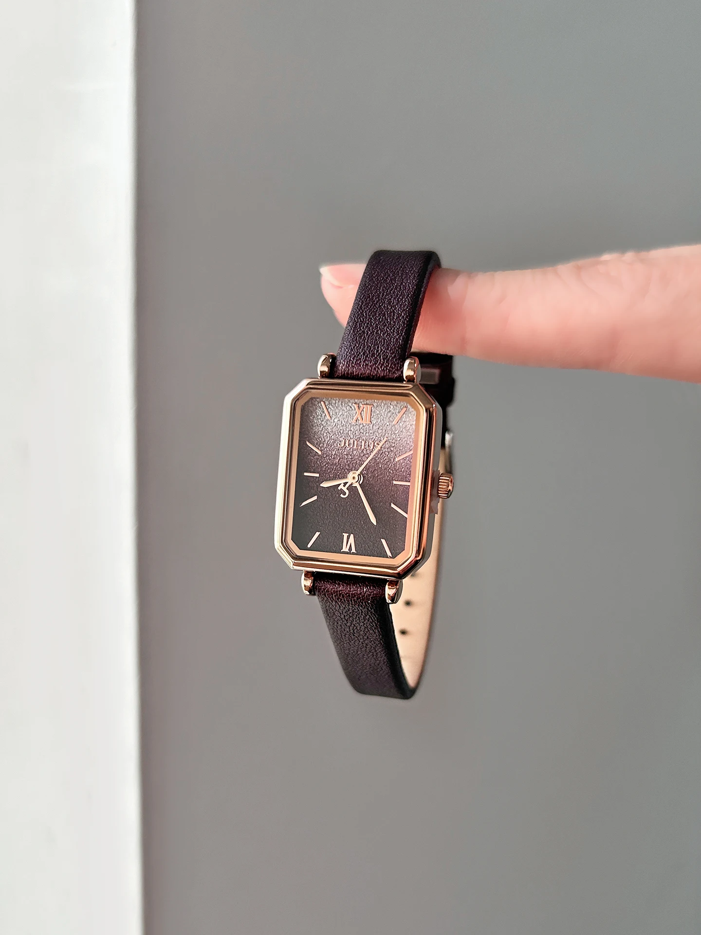 

2025 новые роскошные маленькие квадратные часы с градиентом, универсальные водонепроницаемые дорогие женские кварцевые часы, новые элегантные женские часы