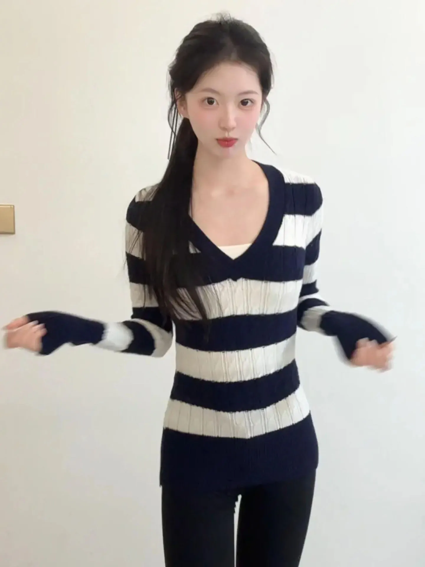 

Korean Sle College Preppy Knitwear Women's Slim Fit Waist Cinched Striped Trendy Top Long Sve V Ne Button Closure