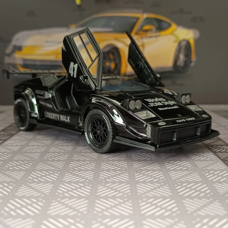 

Модель гоночного автомобиля Lamborghini Cantash LBWK из сплава, масштаб 1:32, с открывающимися дверями, передним капотом и крышкой багажника.