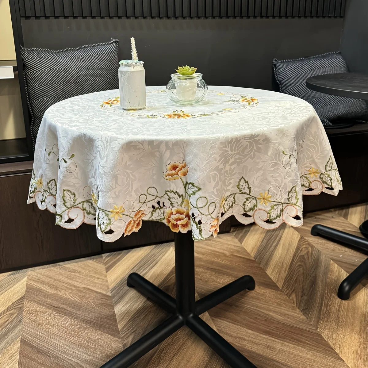 A floral round tablecloth, a rustic polyester fiber embroidered hand-cutout jacquard round tableclothxzj