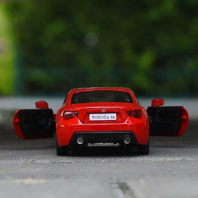 1/36 Toyota 86 pressofuso in lega modello di auto giocattolo 2 porte aperte tirare indietro auto regali di compleanno per bambini collezioni per adulti