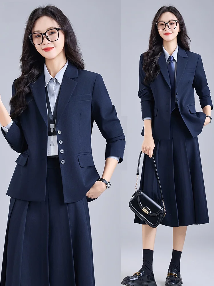 

Женский деловой костюм-двойка цвета индиго для собеседований и работы: пиджак и брюки, приталенный крой, с пуговицами