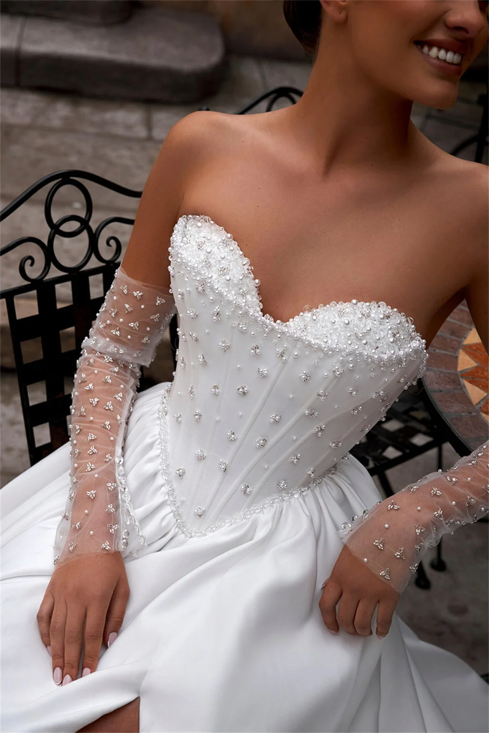 فساتين زفاف لامعة مطرزة بالترتر على شكل قلب من الساتان لحفلات الزفاف على شكل حرف A وأكمام طويلة وفتحة جانبية سويب تراين مصنوعة حسب الطلب 2026