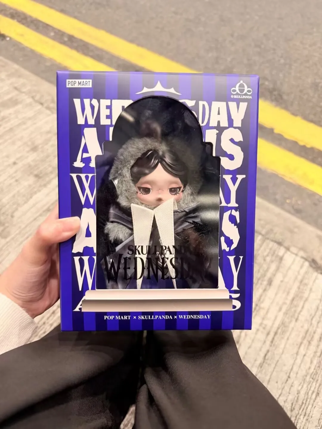 

POP MART SKULLPANDA X MGM WEDNESDAY Серия: Настольные фигурки, украшения для дома, подарок для девочек, коллекционные модели кукол