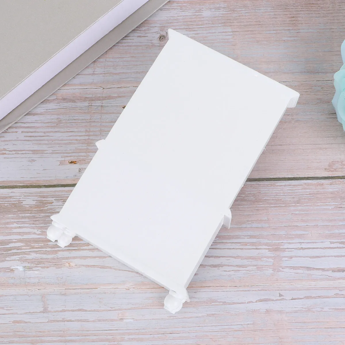 

Белый деревянный книжный шкаф в масштабе 1:12 для кукольного домика, 3 полки, 4 ящика, 2 шкафчика с латунными ручками, миниатюрная деревянная мебель для кукольного домика