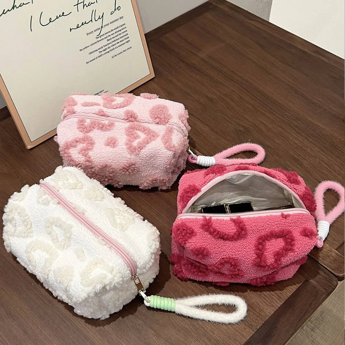 INS Make-up Plüsch-Taschen mit Griff Weiche Reise-Kosmetiktasche Tragbare Organizer-Tasche mit Liebesmuster Stiftetui Clutch-Beutel – Detail 10
