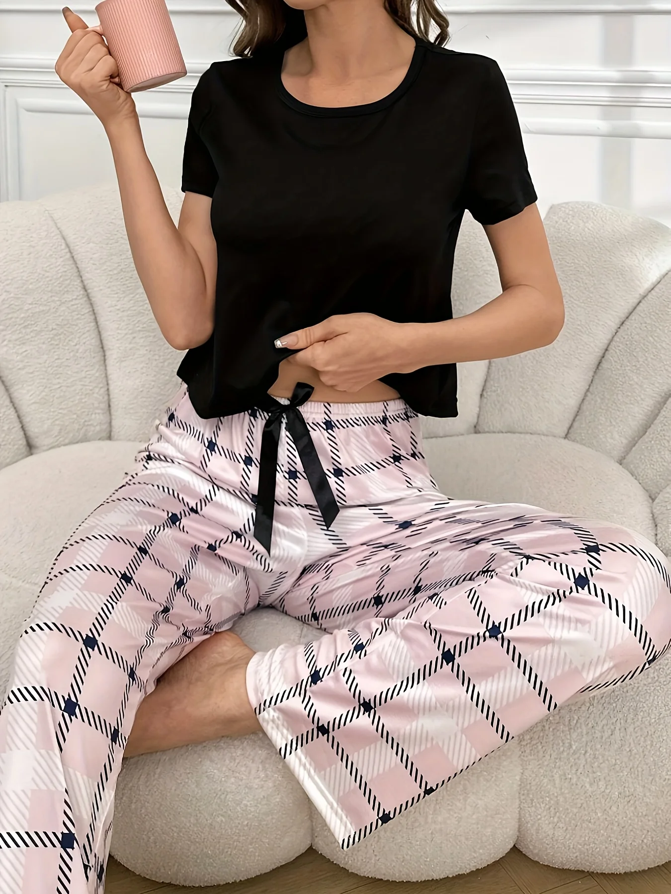 

Two-Piece Women's Summer Pajamas with Classic Checkered Print Long Pants and Short-Sleeved Women's Pajama Set