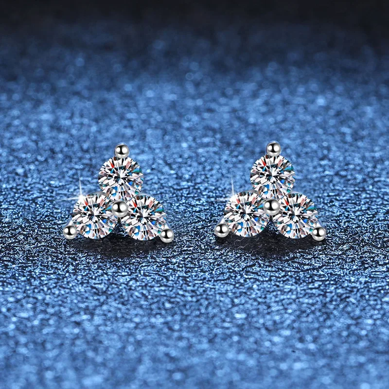 

18K platinum diamond stud earrings plated with PT950 platinum three-petal grass petals for women 60 points D color moissanite