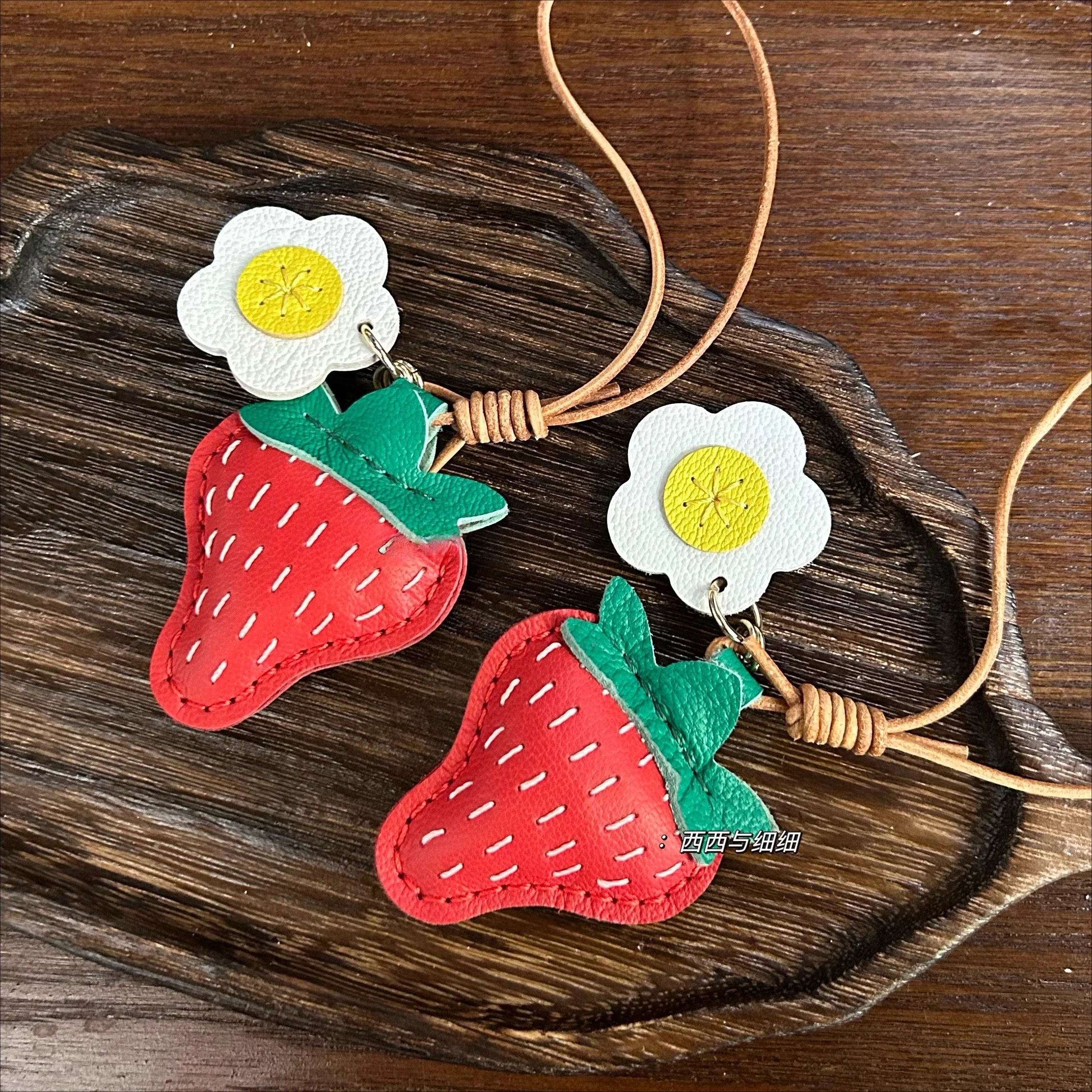 

Imported leather strawberry bag pendant, Xiaohongshu same type of berry trouble bag, pet fruit car key pendant, handmade gift