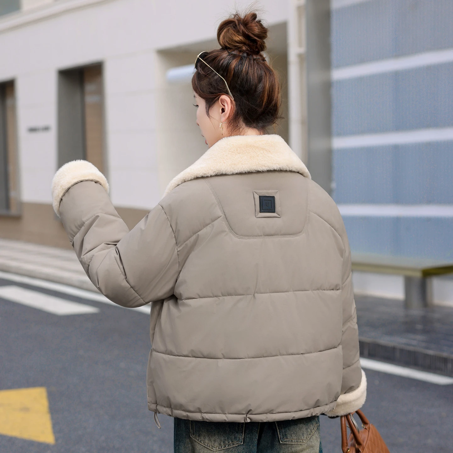 เสื้อโค้ทผู้หญิงสำหรับฤดูหนาว แบบหนาบุใยสังเคราะห์ สีพื้น ปกเสื้อแบบปกเชิ้ต ติดซิป  สำหรับสุภาพสตรี