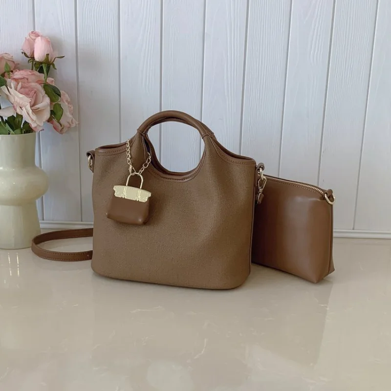 

Vintage Inspired Leather Camera Bag For Women Retro Style Crossbody With Padded Interior And Adjustable Strap