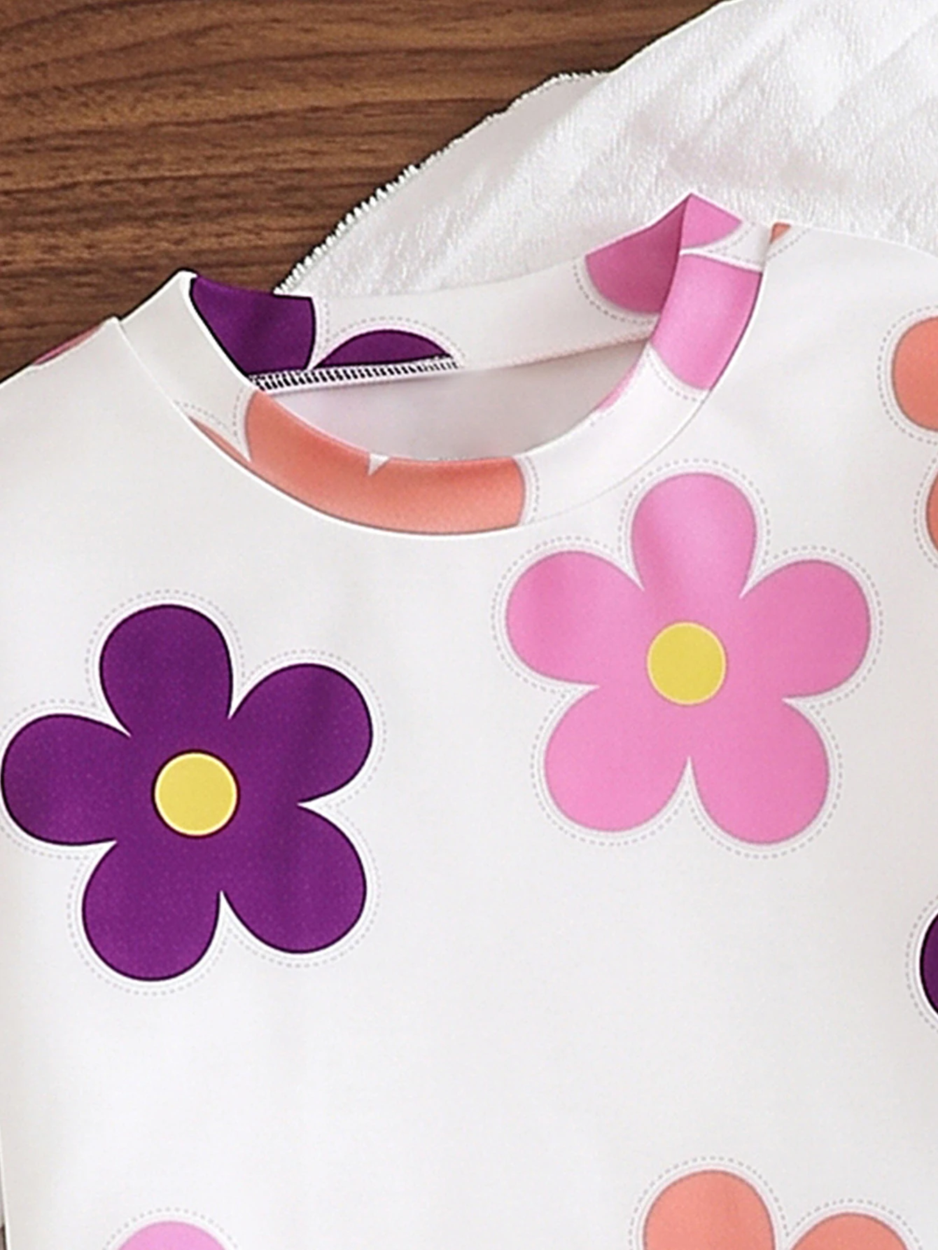 Sommer-Outfit für Mädchen, 2-teilig, bunt bedrucktes Kurzarm-T-Shirt mit Blumenmuster und weit geschnittene Hose im Denim-Look, lässiges Set für Kinder von 4-8 Jahren. – Detail 3
