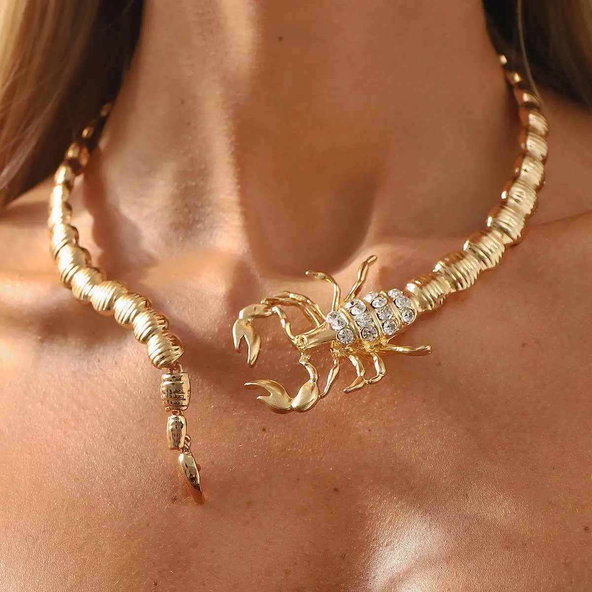 

New loween Scorpion Alloy Diamond Encrusted Nelace Exaggerated Animal Clavicle Chain Women's Faion Jewelry