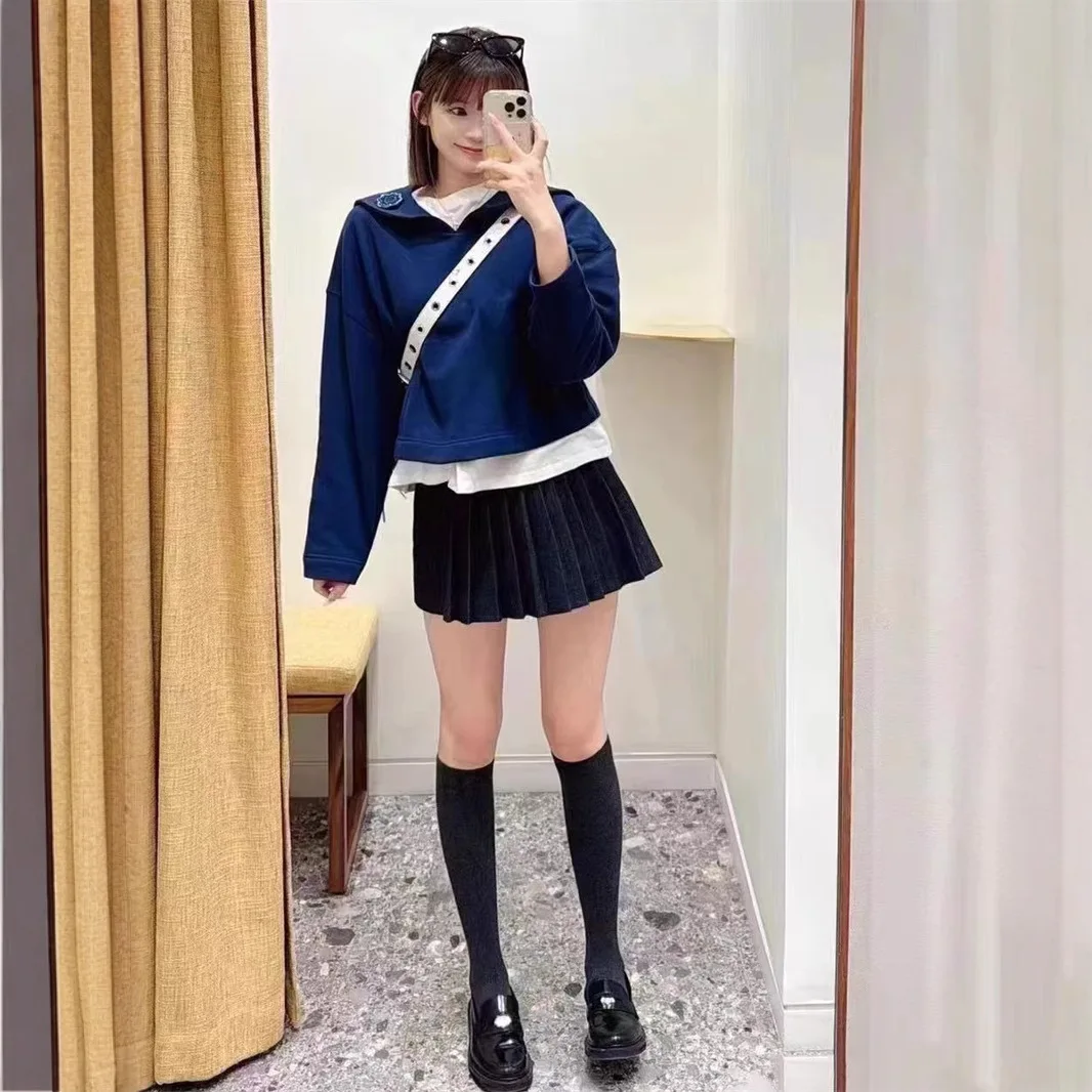 

Short loose hoodie solid color playful navy collar flower badge design French single niche 25 spring new in hoodies sweatshirts