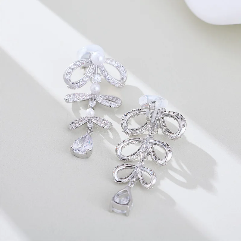Комплект циркониевых серег с жемчугом-бантом, без пирсинга ушей, зажимами для ушей и кисточками.