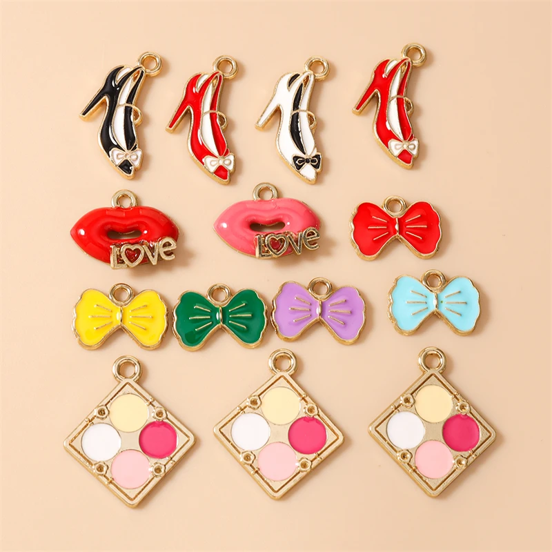 10 Stück niedliche Emaille-Anhänger mit roten Lippen und Schleifenmotiven für die Herstellung von Anhängern, Halsketten, Ohrringen, Armbändern, DIY-Bastelarbeiten und Schmuckzubehör. – Detail 1
