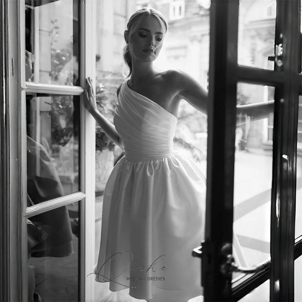 ชุดแต่งงานทรงเอไลน์สั้นแบบไฮโลว์ ผ้าซาตินทันสมัย แบรนด์ QICHE แบบไหล่เดียว จับจีบ แขนกุด เปิดหลัง  สามารถสั่งตัดได้