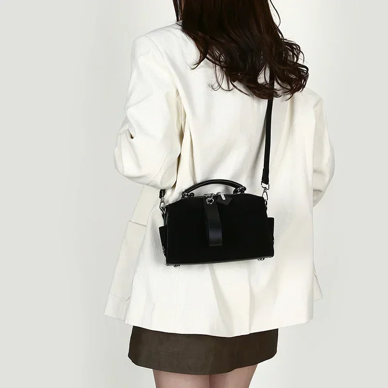 Double Zipper Shoulder Messenger Bag for Women Stylish and Causal Versatile Design Ideal for Everyday Commuting