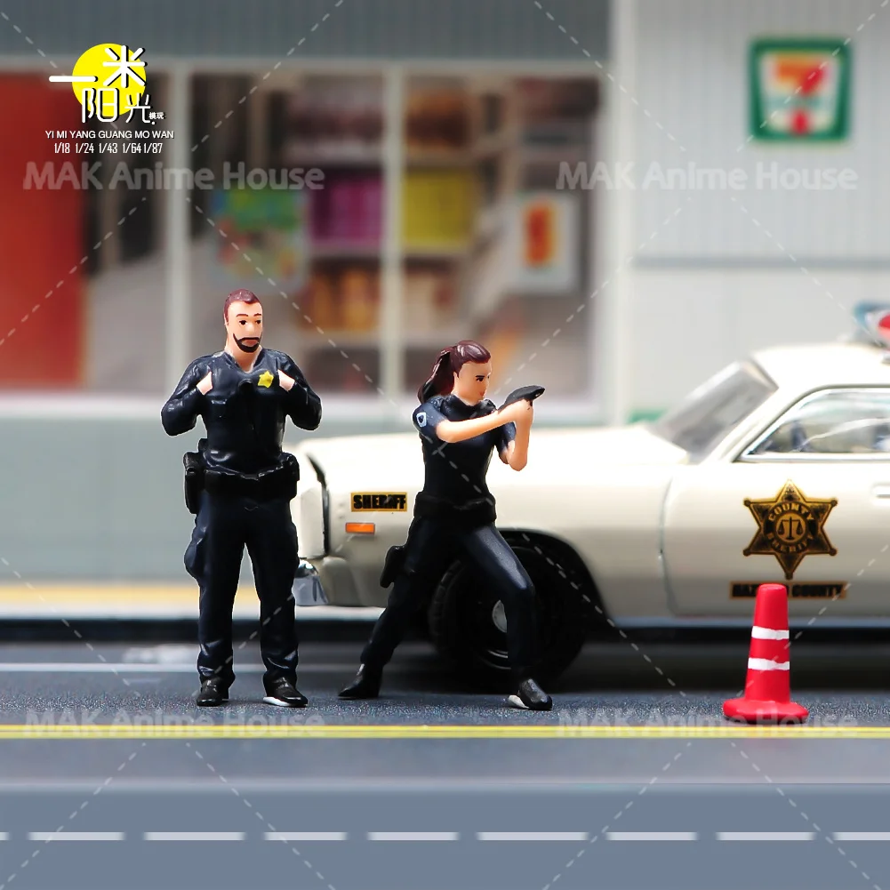 Painted Miniatures 1/64 Male and Female Police Officers Raise Their Guns Diorama Figures Doll Model Scene Toys