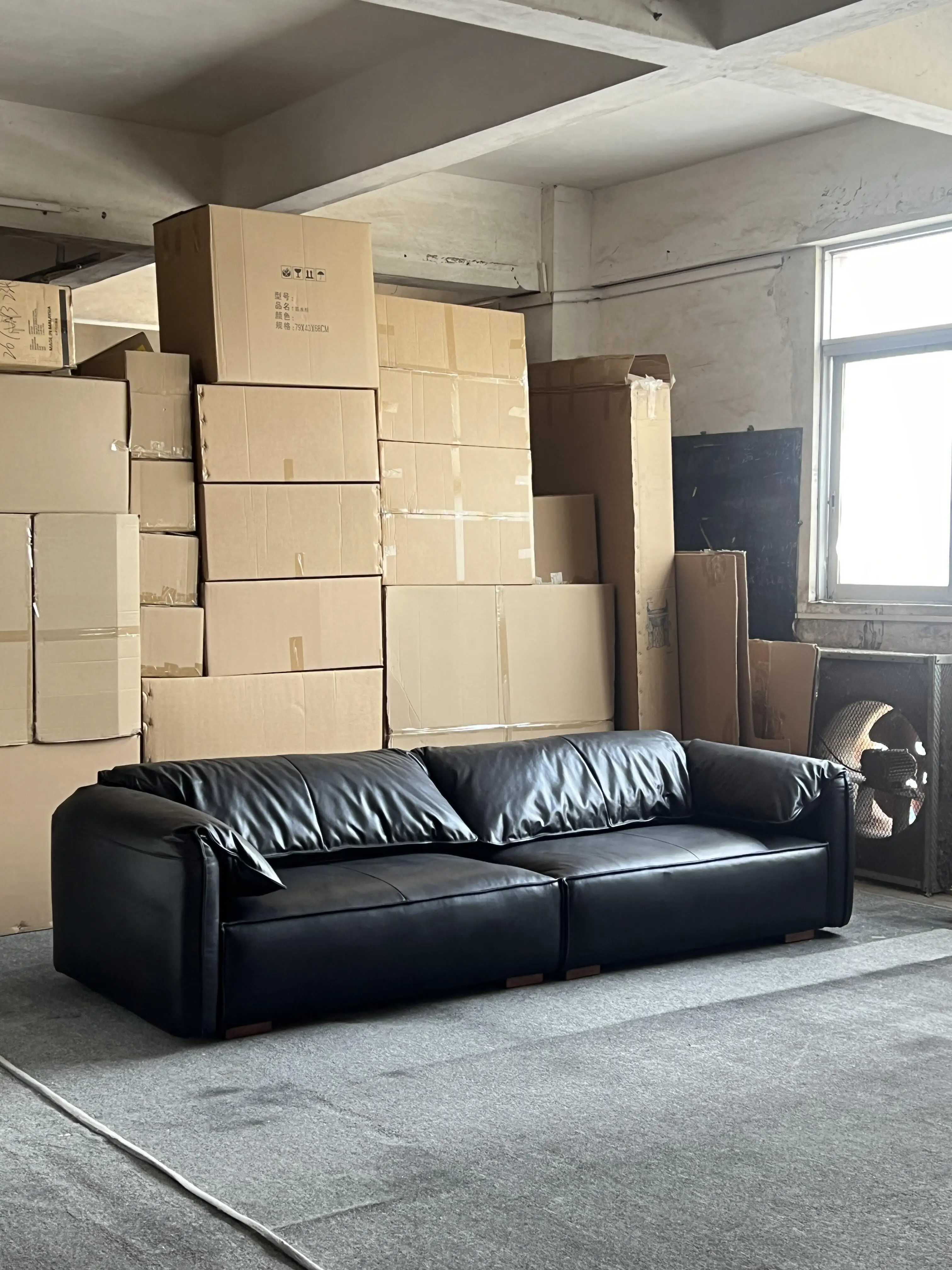 New vintage-style elephant ear sofa, mid-century designer oil-wax leather sofa, business office three-seater sofa