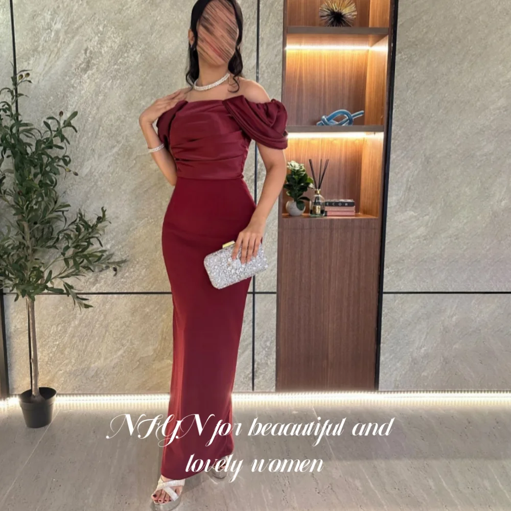 NFYN バーガンディ エレガント プロムドレス オフショルダー バックレス パーティードレス サテン マーメイドイブニングドレス バックスプリット付き カスタマイズ