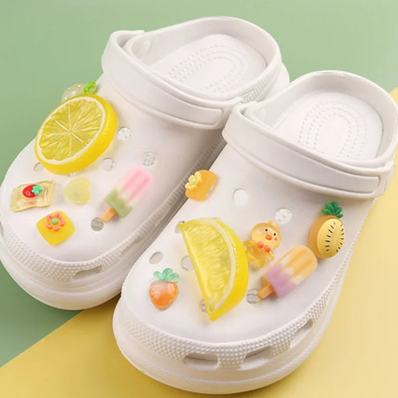 

2024 New Bundle Sandals Accessories Summer Lemon Fruit Designer Charms Cute Cartoon Animal Clogs Shoe Buckle Fashion Quality