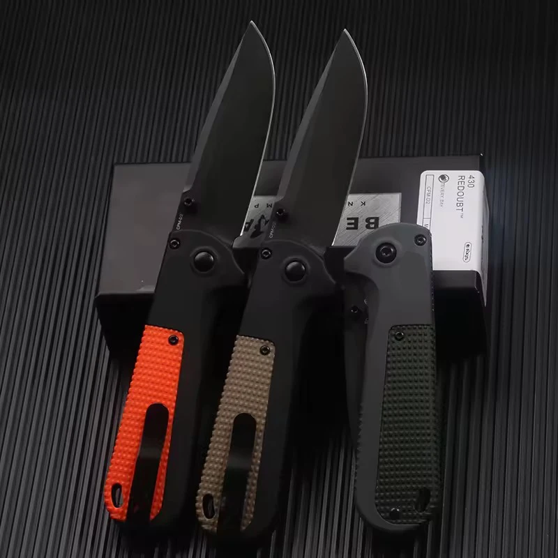 La maniglia bm 430 è realizzata in materiale polimerico e il coltello BM è posizionato come una cartella tattica a grandezza naturale, adatta per esterni