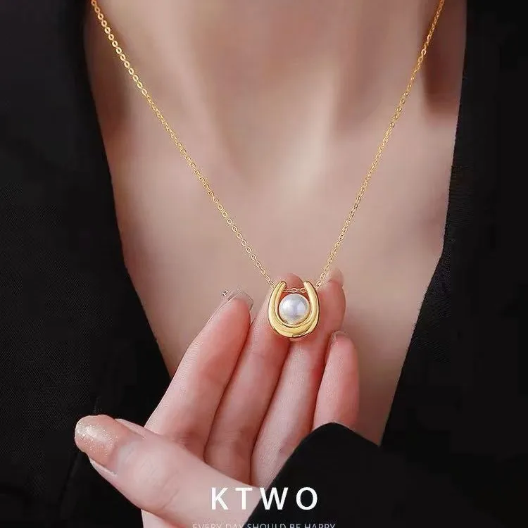 

The trendy and niche design features a golden U-shaped pearl, exuding a cool and elegant style