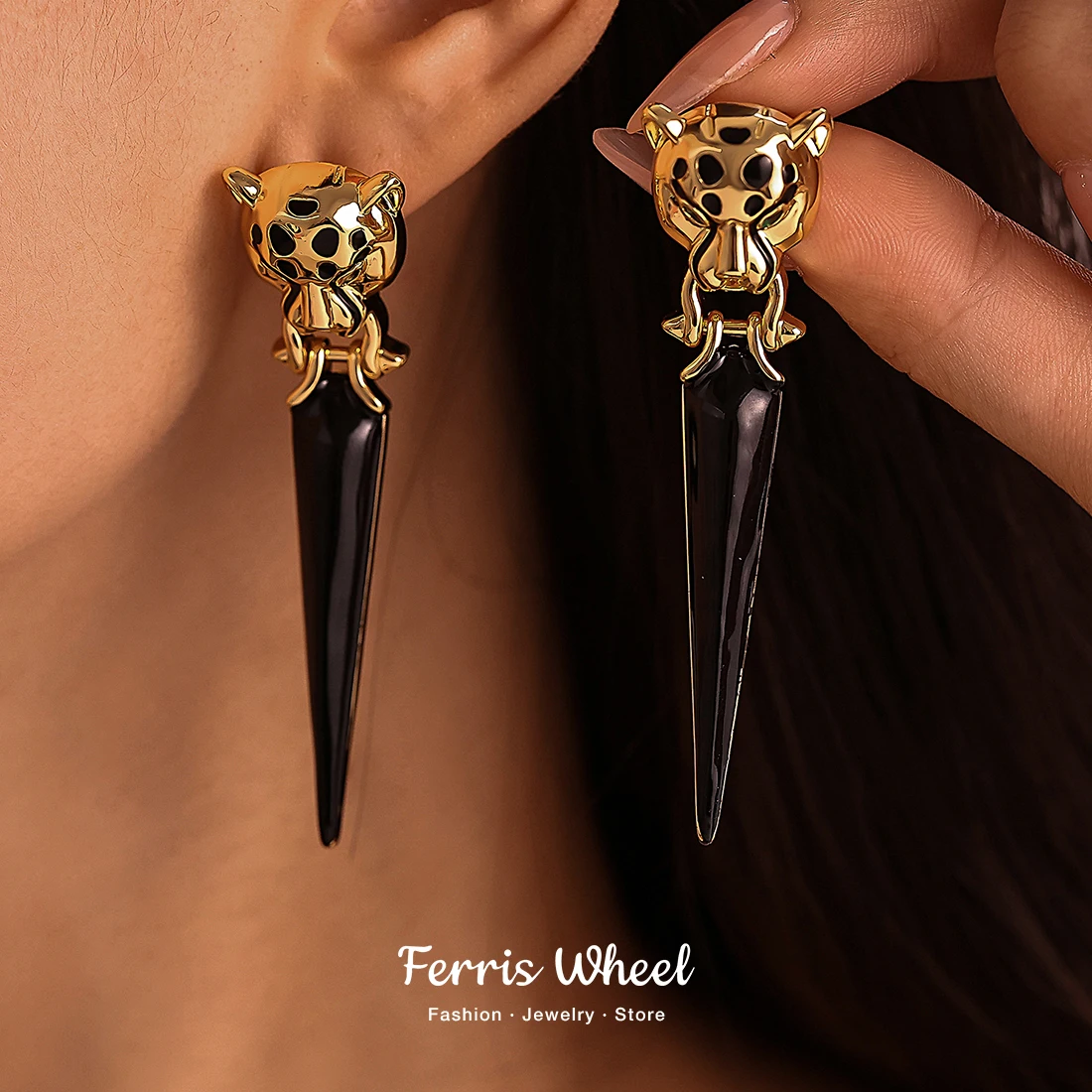 

Стильные медные серьги-гвоздики в форме льва для женщин, позолоченные 18-каратным золотом, черные треугольные, роскошные, ювелирные украшения, подарок для королевы