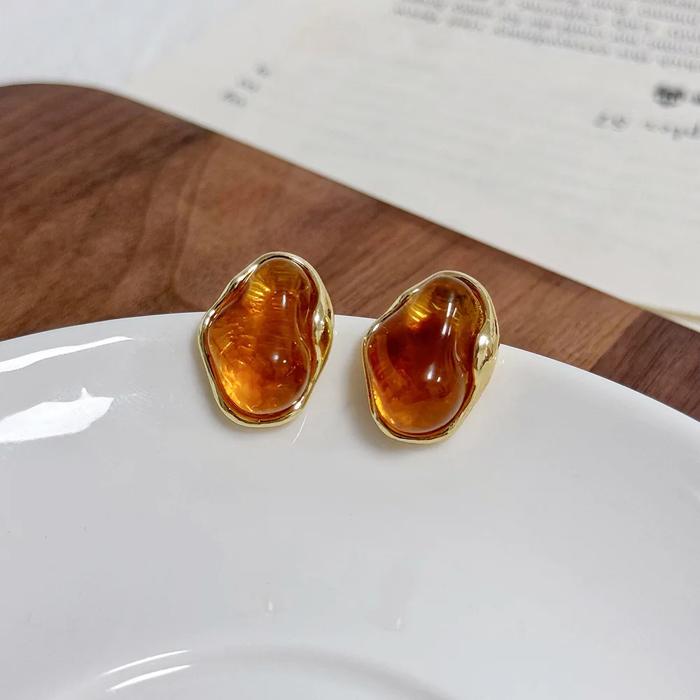 Nowe kolczyki sztyfty Maillard French Amber Color Irregular Geometric Stones dla kobiet Prosta, wyjątkowa biżuteria dla dziewczyn Prezent świąteczny